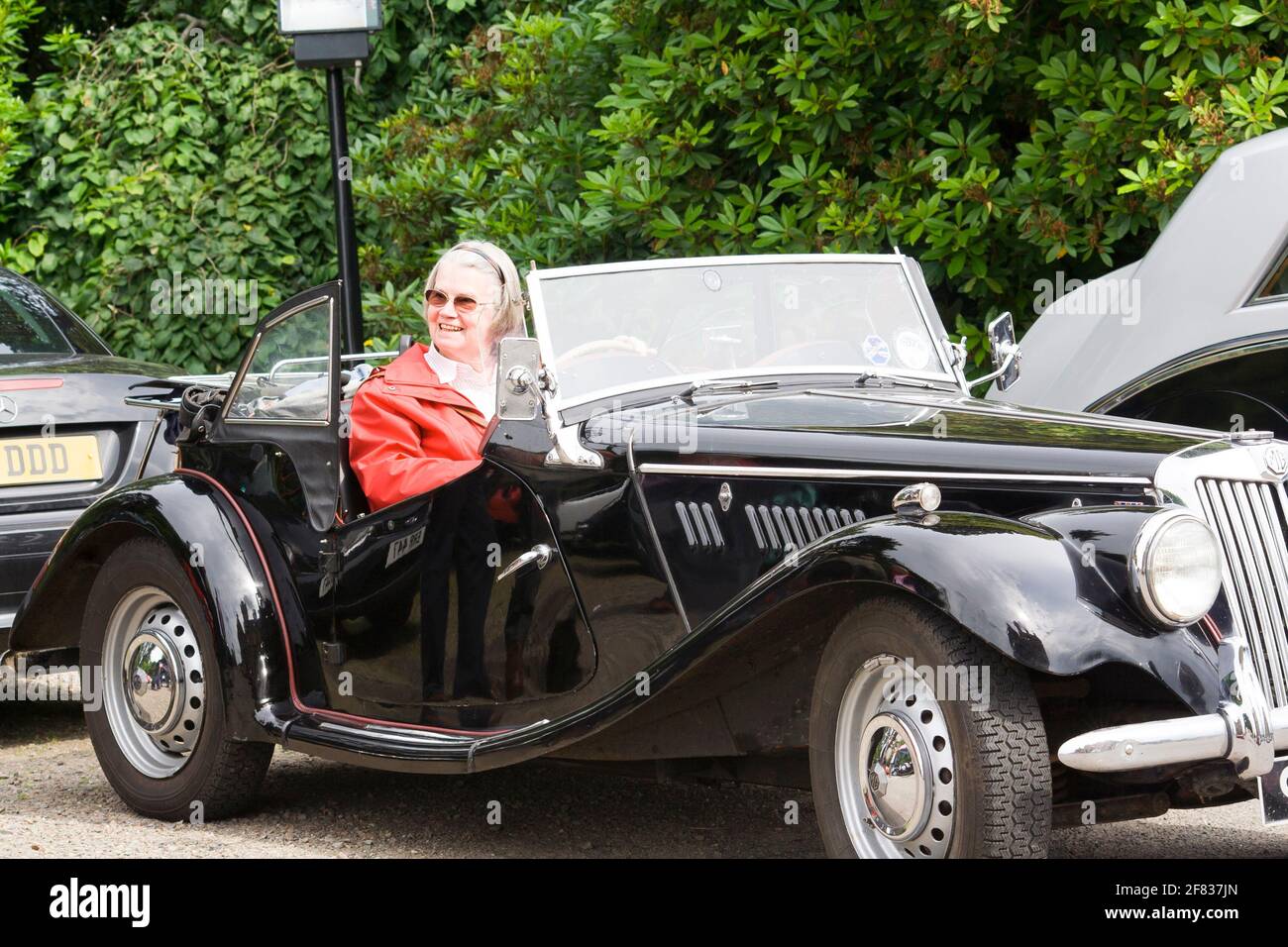 Lady alla guida di UN MG TF Midget al rally auto classico, Rhu, Scozia Foto Stock