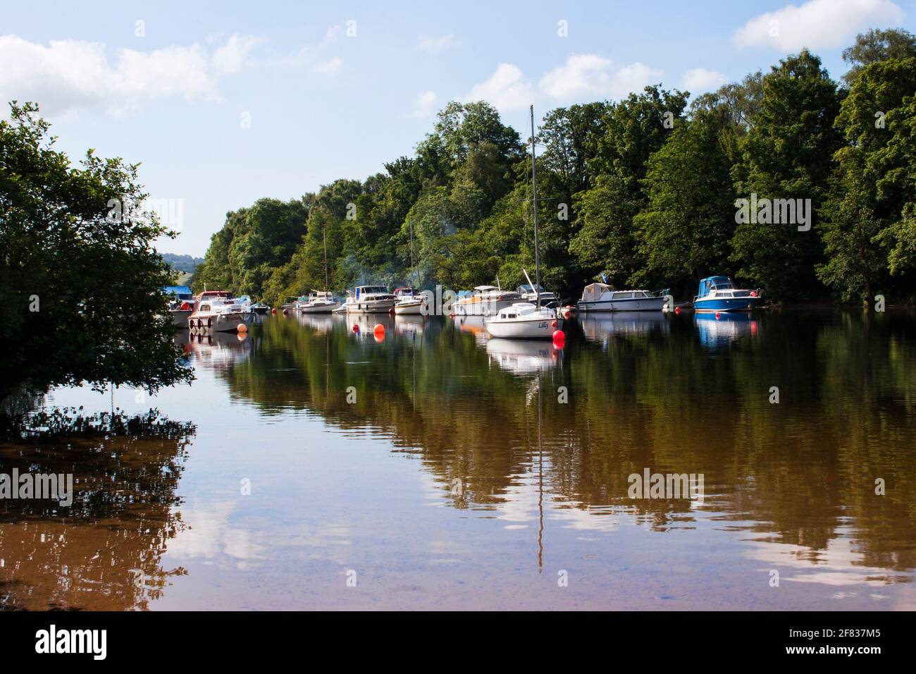 Barche sul fiume Leven a Balloch sul Loch Lomond, Scozia Foto Stock