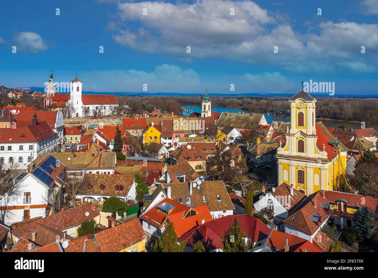 Szentendre, ungheria - Vista aerea della città di Szentendre in una giornata di sole con la Cattedrale Ortodossa Serba di Belgrado, la Parrocchia di San Giovanni Battista C. Foto Stock