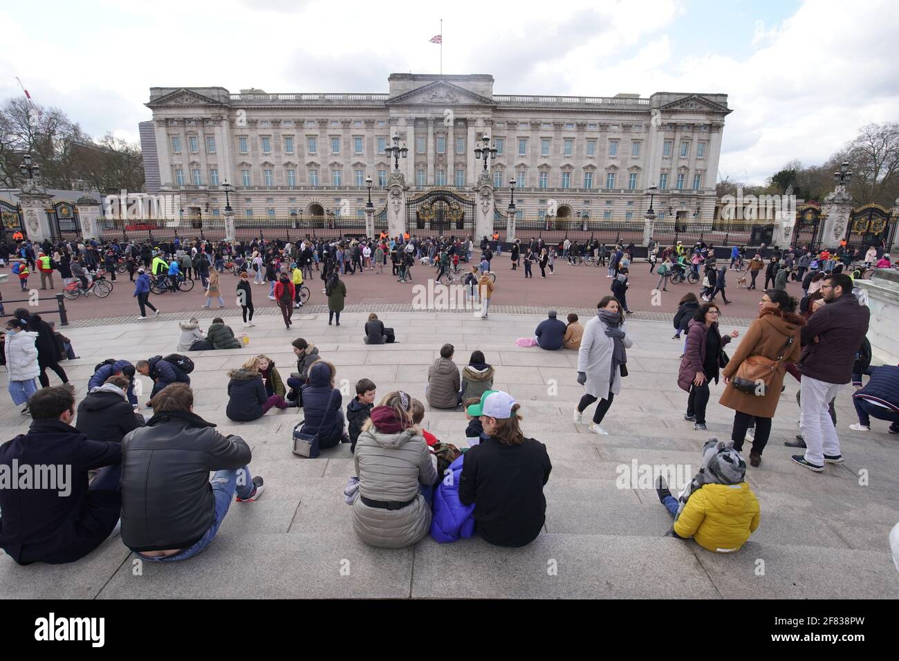 La gente si riunisce fuori Buckingham Palace, Londra, dopo l'annuncio, venerdì 6 aprile, della morte del duca di Edimburgo all'età di 99 anni. Data immagine: Domenica 11 aprile 2021. Foto Stock