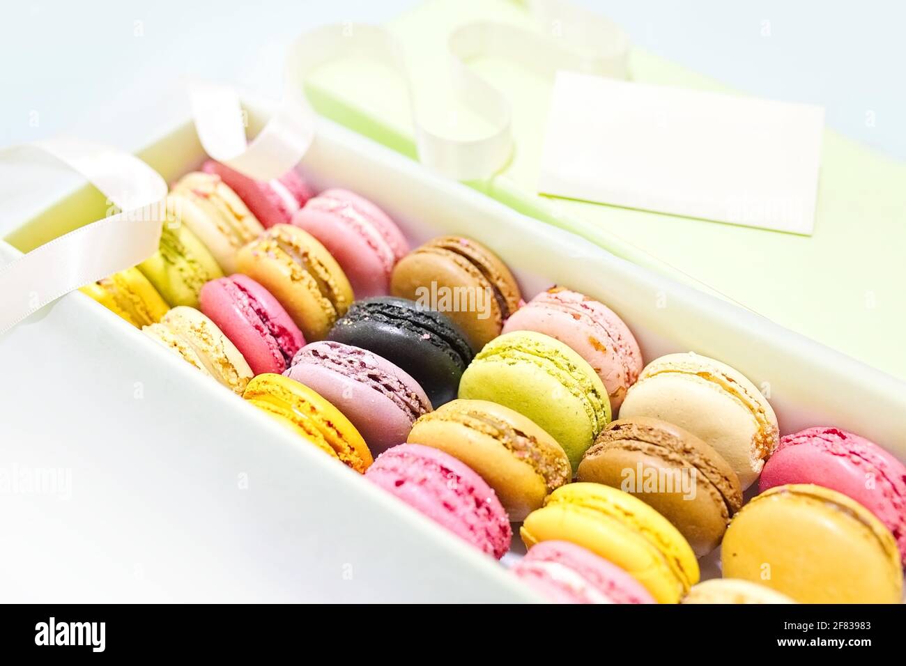 Torte Macaron colorate assortite in scatola Foto Stock