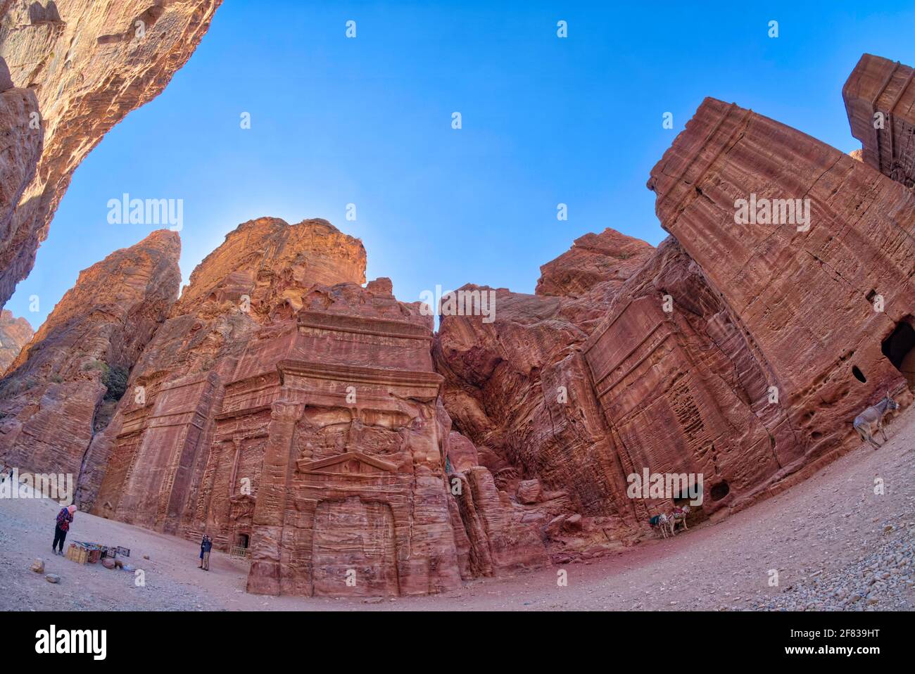 Passeggiando lungo il Siq esterno, che si allarga e si apre più mentre si va, si passa la cosiddetta Via delle facciate, una collezione di quaranta o più tombe Foto Stock