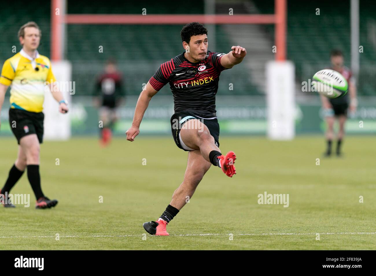 LONDRA, REGNO UNITO. 11 APRILE: Manu Vunipola di Saracens calcia il pallone durante la partita del Greene King IPA Championship tra Saracens e Bedford Blues ad Allianz Park, Londra, domenica 11 aprile 2021. (Credit: Juan Gasparini | MI News) Credit: MI News & Sport /Alamy Live News Foto Stock