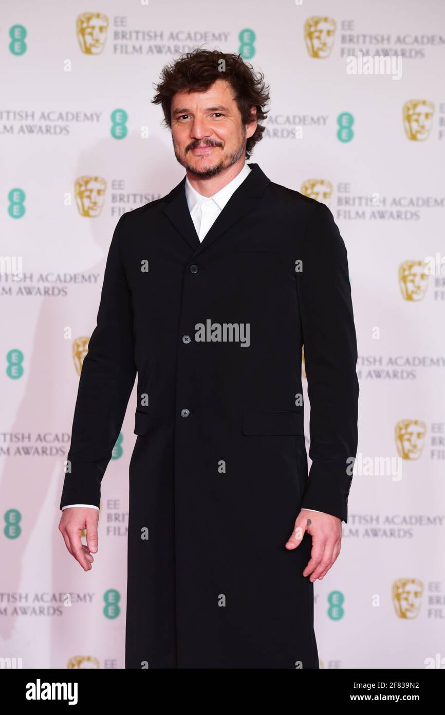 Pedro Pascal arriva per l'EE BAFTA Film Awards alla Royal Albert Hall di Londra. Data immagine: Domenica 11 aprile 2021. Foto Stock