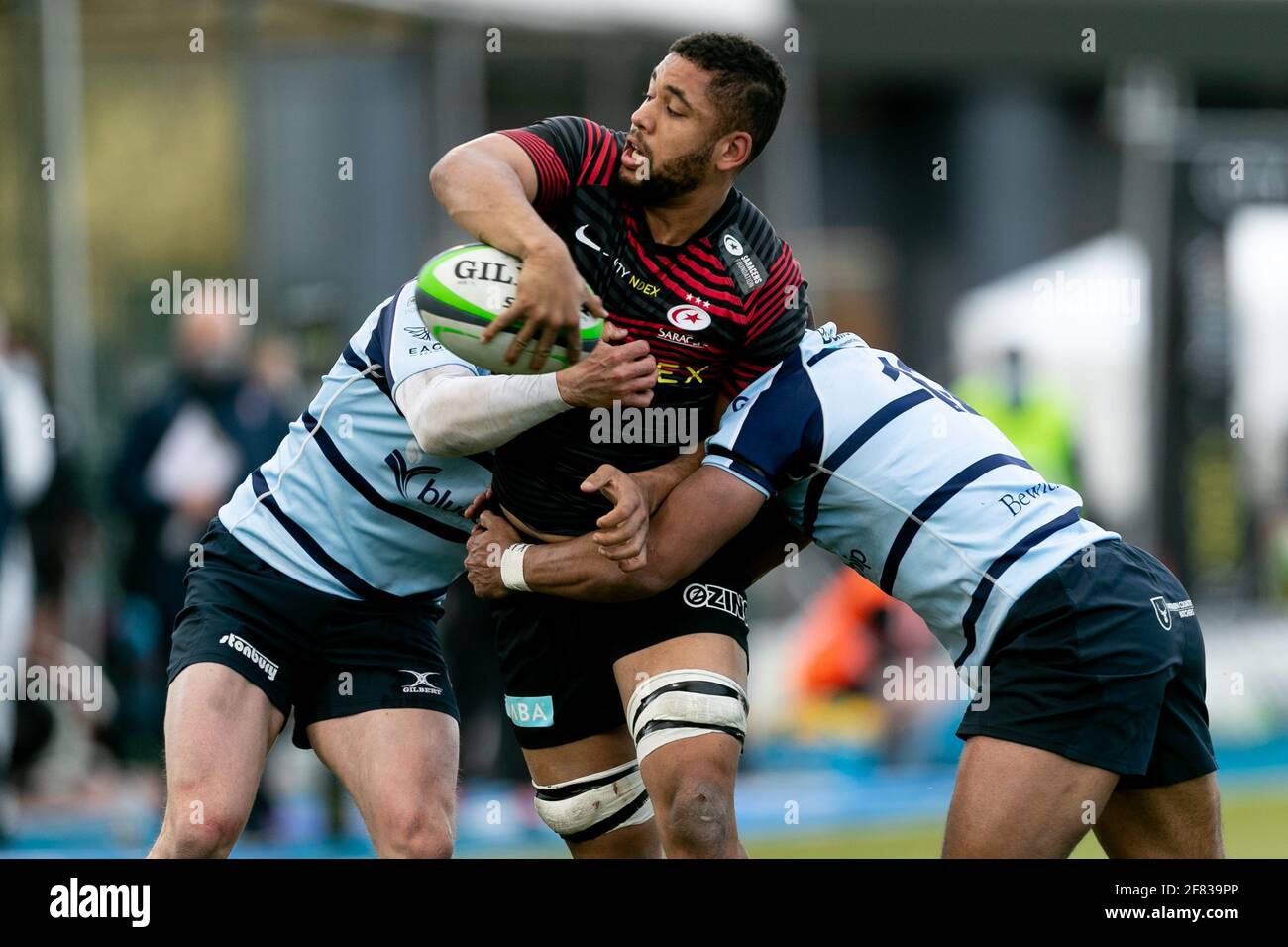 LONDRA, REGNO UNITO. 11 APRILE: Andy Christie of Saracens passa la palla durante la partita del Greene King IPA Championship tra Saracens e Bedford Blues ad Allianz Park, Londra, domenica 11 aprile 2021. (Credit: Juan Gasparini | MI News) Credit: MI News & Sport /Alamy Live News Foto Stock