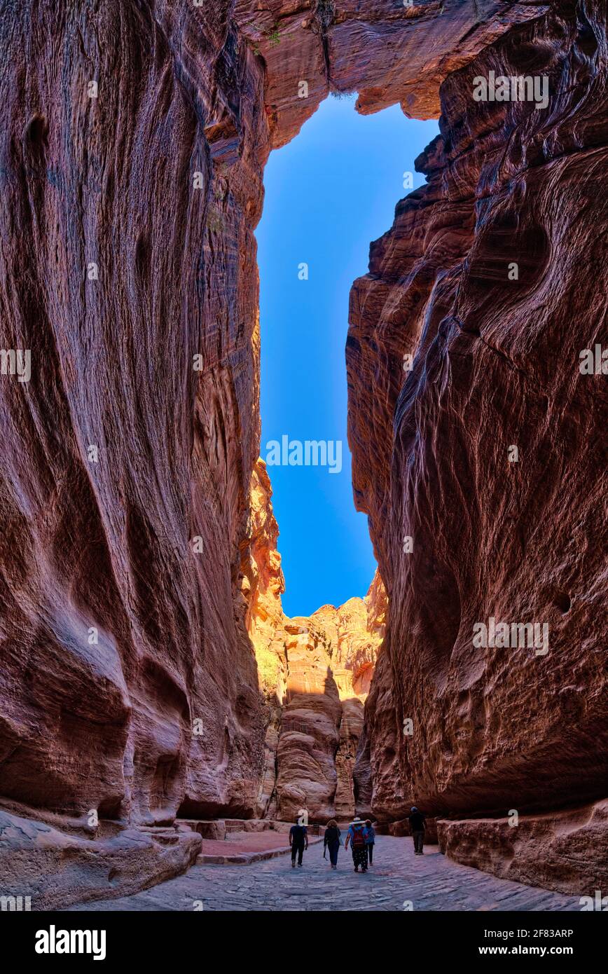 Cieli azzurri e rocce rosse torre sui sentieri e le strade dell'antica città di Petra, Giordania preso @Petra, Giordania Foto Stock