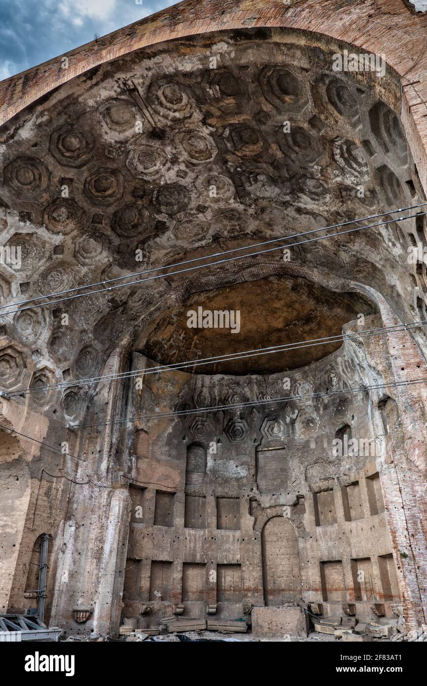 Italia, Roma, Basilica di Massenzio e rovine di Costantino (313 d.C.) al Foro Romano, volta a cassettoni ad arco Foto Stock