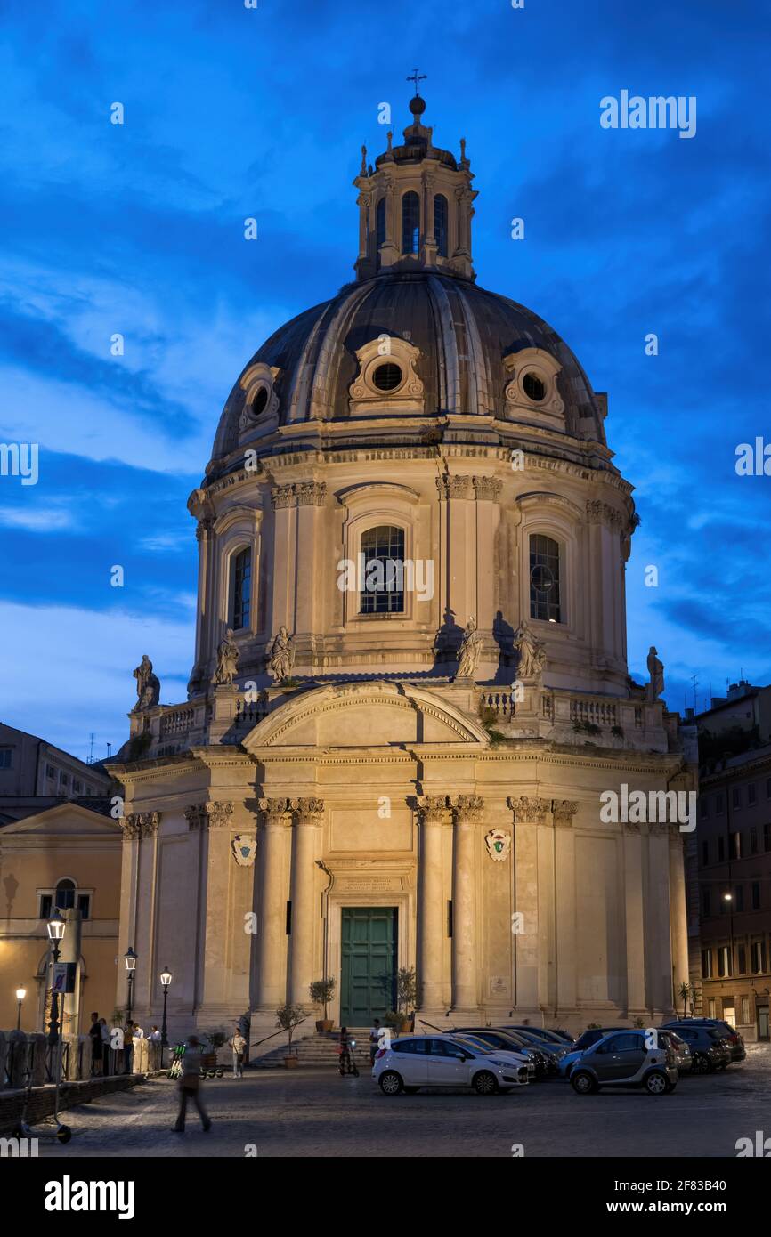 Chiesa del Santissimo nome di Maria al Foro Traiano (Santissimo nome di Maria al Foro Traiano) al crepuscolo di Roma, Italia Foto Stock