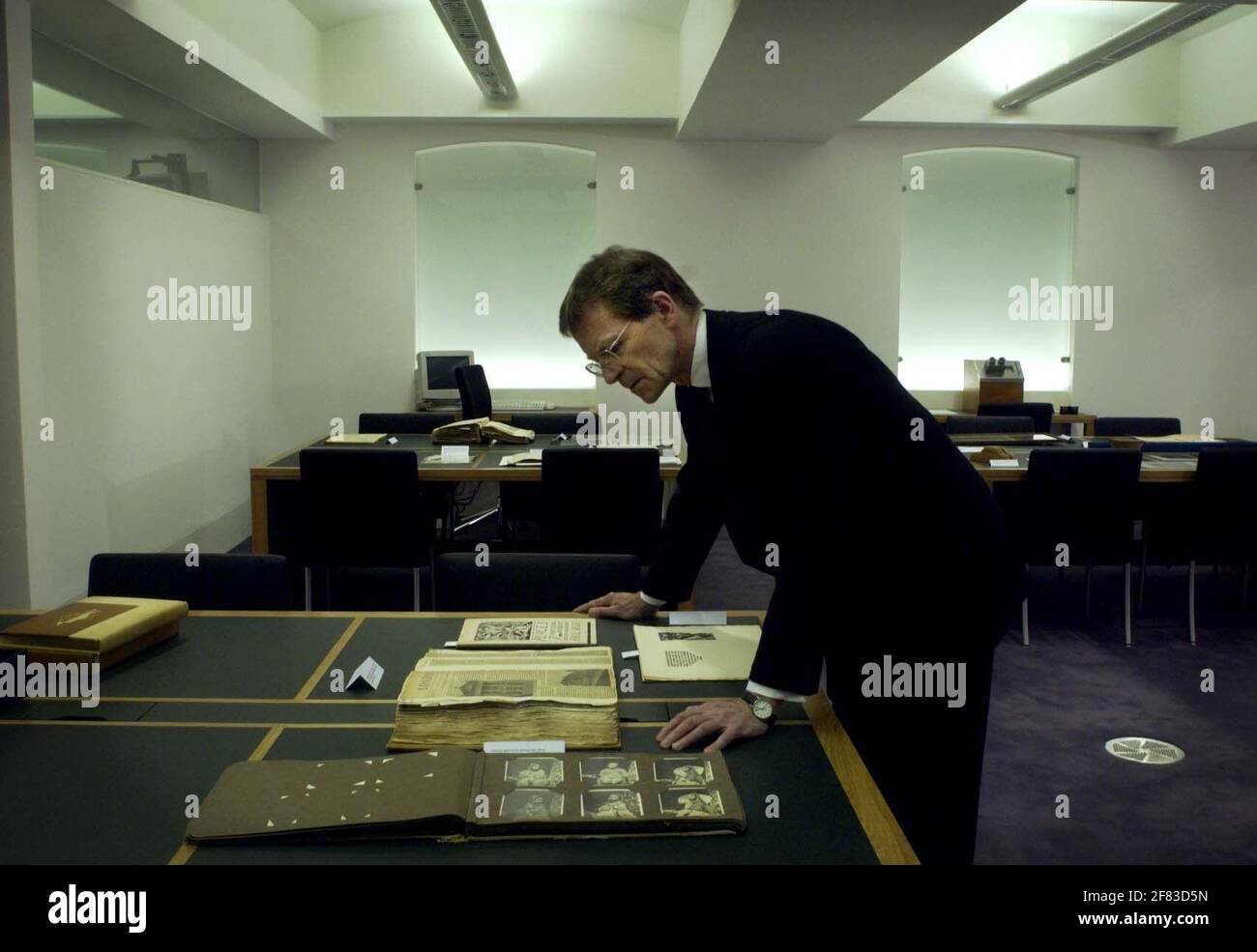 SIR NICHOLAS SEROTA NEL NUOVO CENTRO DI RICERCA HYMAN KREITMAN DEL TATE BRITIAN. 23/4/02 PILSTON Foto Stock