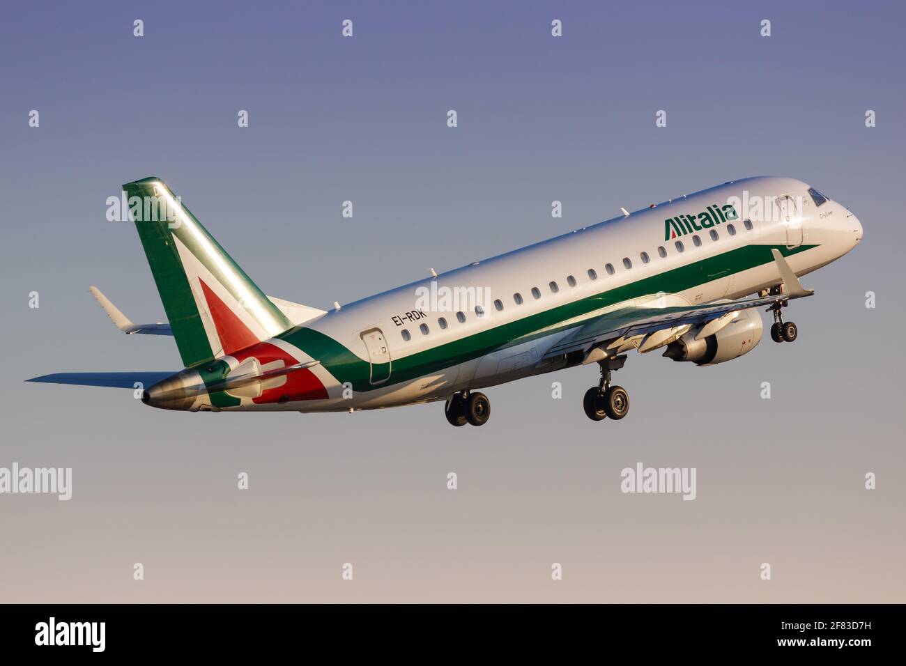 Francoforte, Germania - 07. Dicembre 2017: Alitalia Embraer 170 all'aeroporto di Francoforte (fra) in Germania. Embraer è un costruttore di aeromobili con sede in Brazi Foto Stock