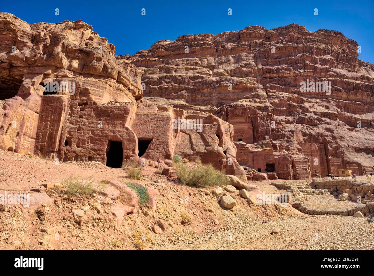 Tomba di Unayshu, fine del i secolo d.C., Petra, Ma'an, Giordania. Questa tomba scolpita dai Nabatei nella faccia di Jabal al-Khubtha, il monte overlookin Foto Stock