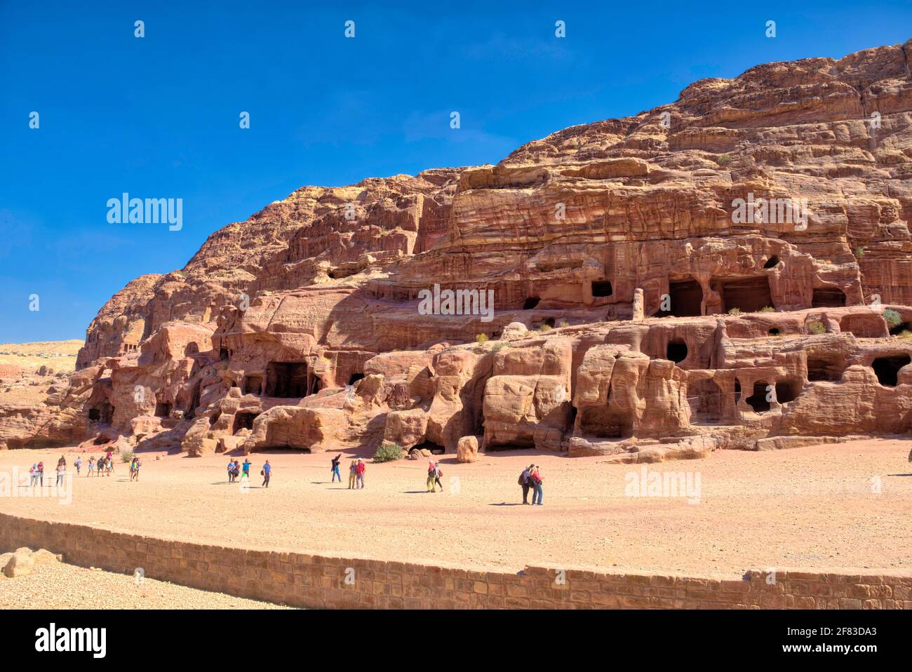 Tomba di Unayshu, fine del i secolo d.C., Petra, Ma'an, Giordania. Questa tomba scolpita dai Nabatei nella faccia di Jabal al-Khubtha, il monte overlookin Foto Stock