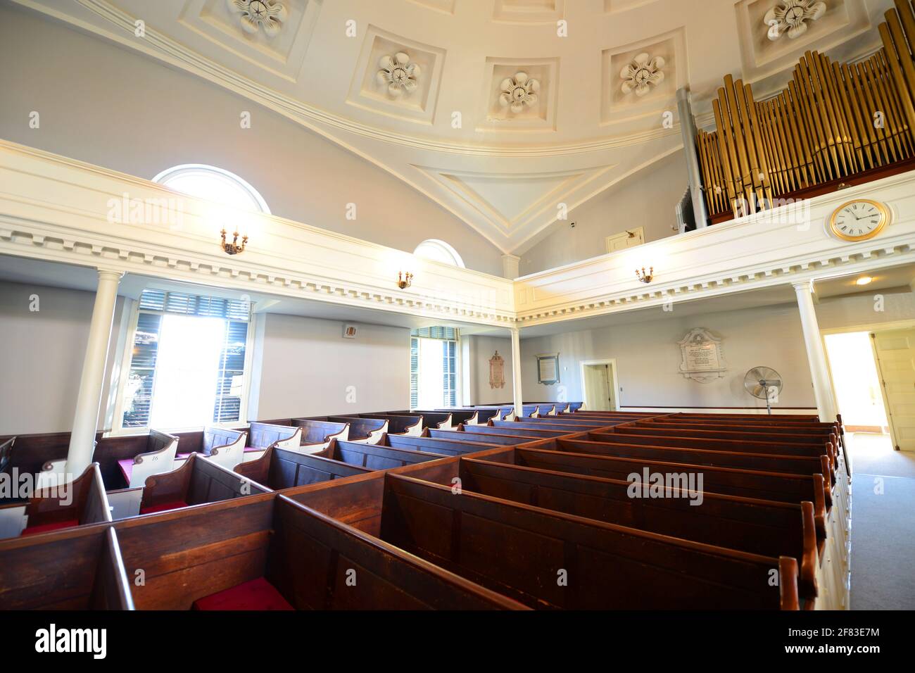 Altare della prima Chiesa Parrocchiale unita. Questa chiesa è stata costruita nel 1828 nel centro di Quincy, Massachusetts, Stati Uniti. Presidenti John Adams e John Quincy Adams Foto Stock