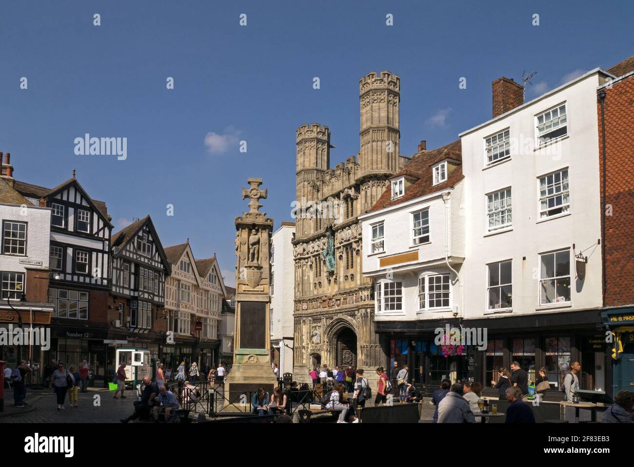 Canterbury City Centre con i suoi edifici storici e il Christ Church Gate, Cathedral Entrance, Kent, Inghilterra, Regno Unito Foto Stock