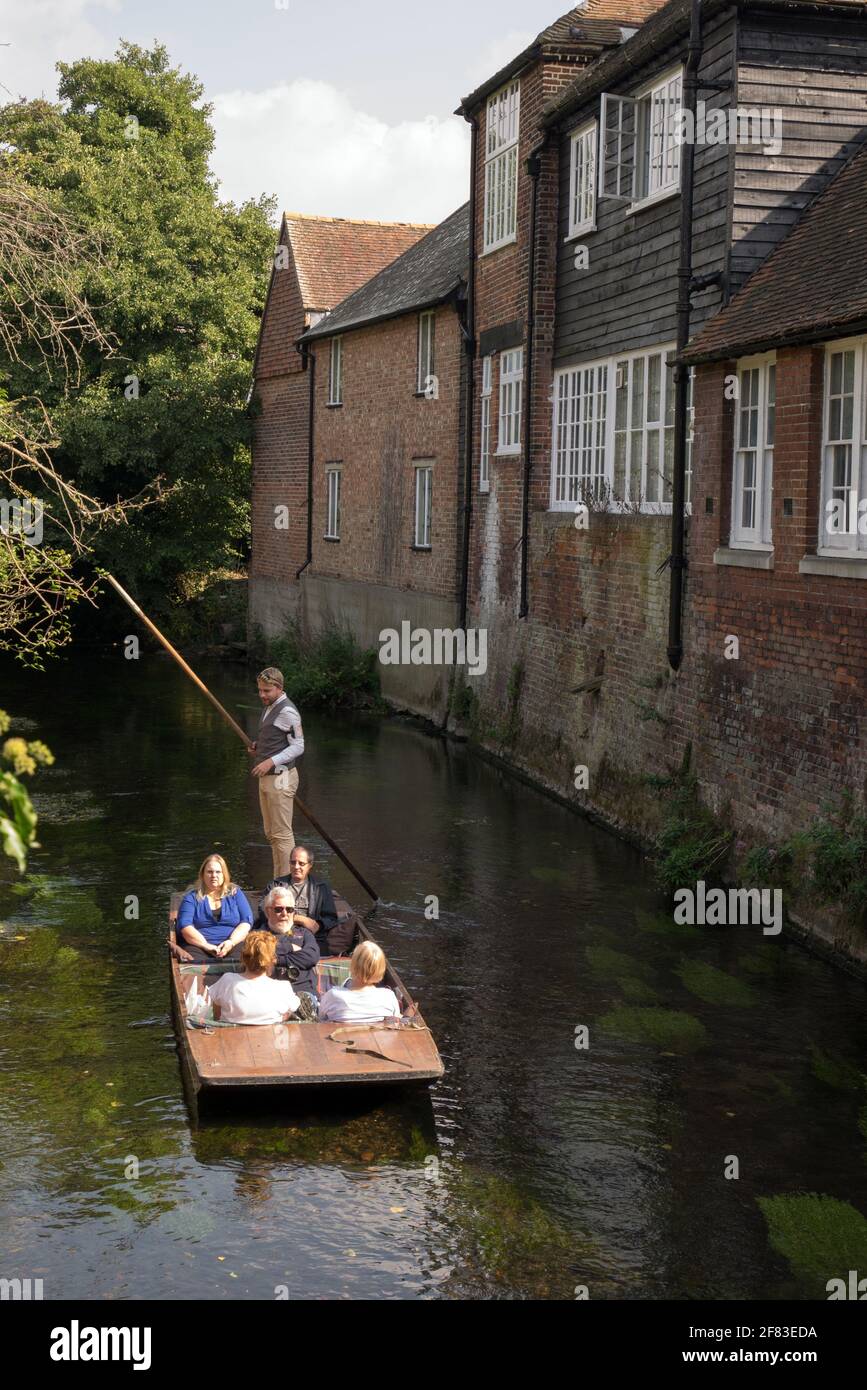 Gita sul fiume Punting sul fiume Stour attraverso gli antichi edifici storici della città di Canterbury, Kent, Inghilterra, Regno Unito Foto Stock