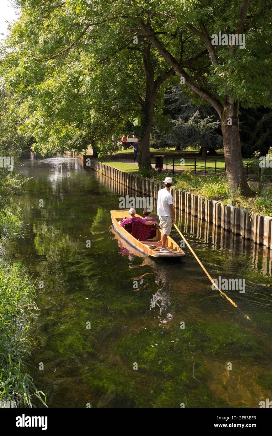 Puntate sul fiume Stour attraverso i pittoreschi Westgate Gardens, Canterbury, Kent, Regno Unito Foto Stock