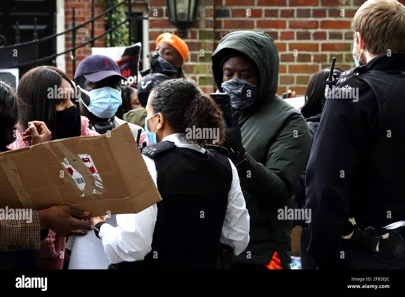 Londra, Regno Unito. 11th aprile 2021. Gli agenti della polizia metropolitana arrivano a Abuja House per indire i manifestanti della protesta nigeriana “Buhari Must Go” fuori dalla residenza dell’alta commissione nigeriana. Foto Stock