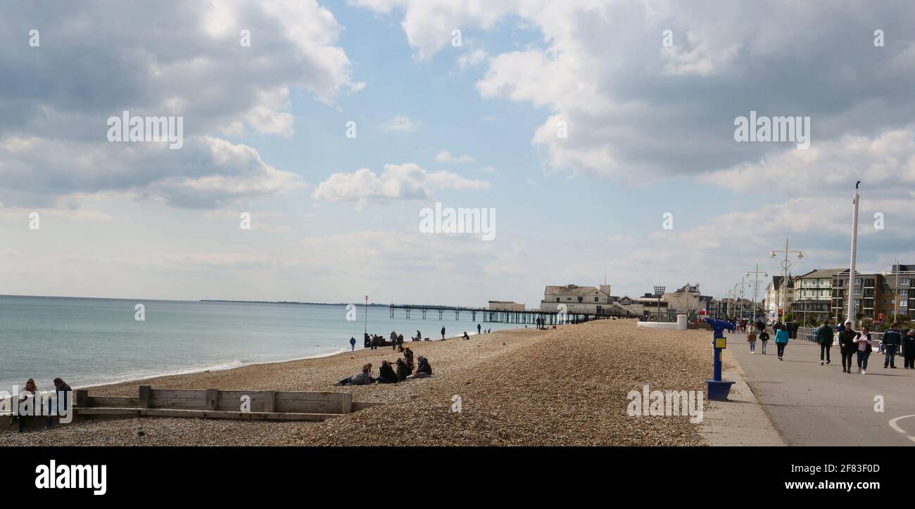 Bognor Regis, Regno Unito. 11 aprile 2021. Lentamente, più persone si vedono sul fronte mare di Bognor Regis, dopo che le regole del covid-19 si stanno rilassando, su questa Domenica abbastanza fredda ma soleggiata ai primi di aprile. Credit: Joe Kuis / Alamy News Foto Stock