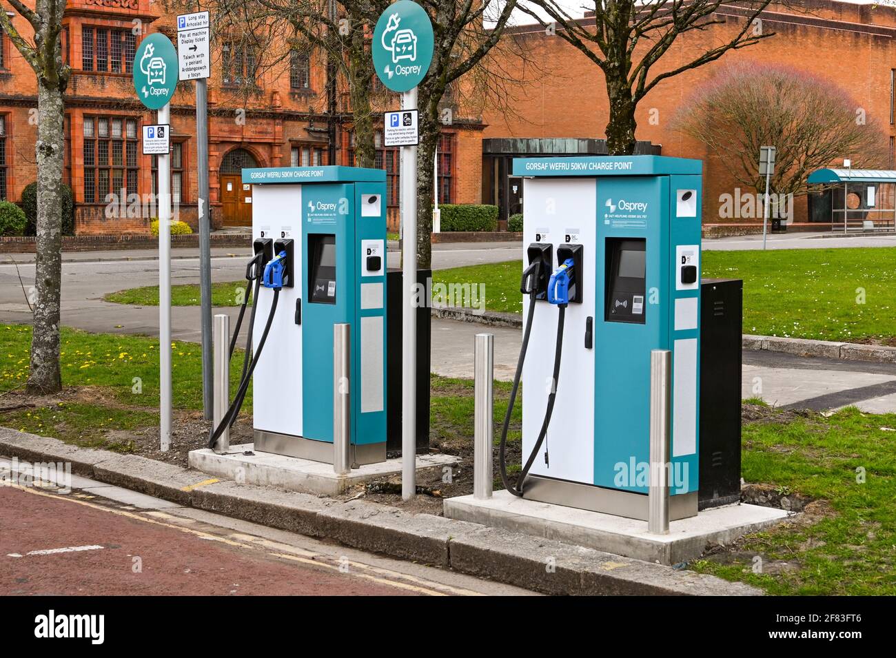 Cardiff, Galles - Aprile 2021: Due nuovi punti di ricarica per veicoli elettrici installati nei parcheggi vicino al centro della città. Foto Stock