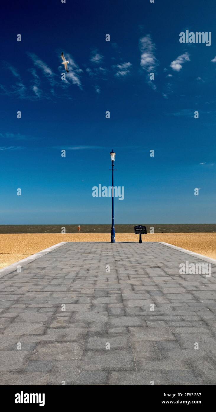 Great Yarmouth's Sea-front Jetty che punta verso il Mare del Nord, con il drammatico Deep Blue Sky, e Golden Sands, Great Yarmouth, Norfolk, Inghilterra, REGNO UNITO Foto Stock