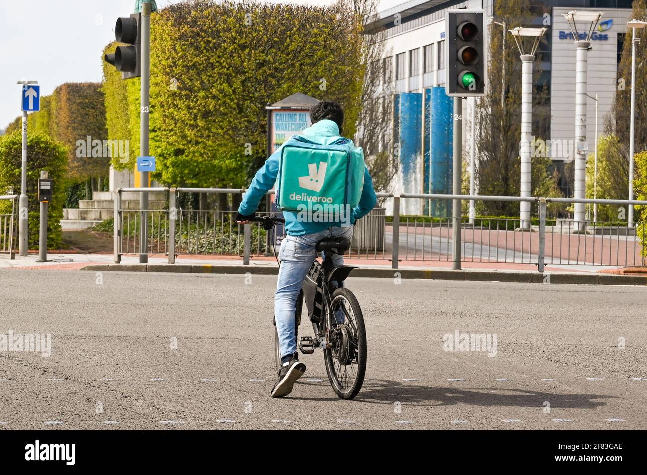 Cardiff, Galles - Aprile 2021: Persona in bicicletta nel centro di Cardiff che effettua una consegna per Deliveroo. Foto Stock