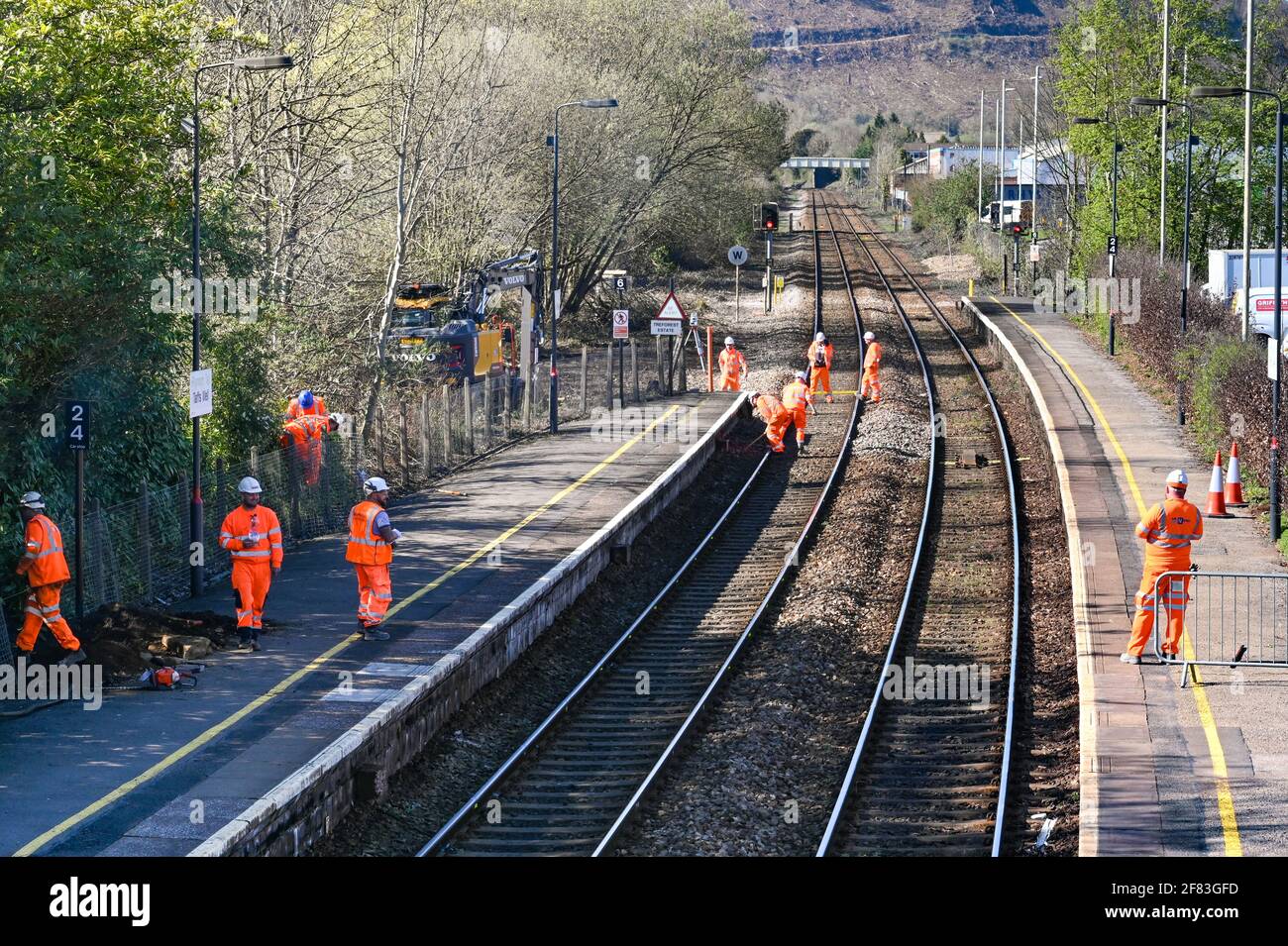 Taffs Well, vicino Cardiff, Galles - Aprile 2020: I lavoratori della ferrovia intraprendono lavori di ingegneria per migliorare la rete ferroviaria. Foto Stock