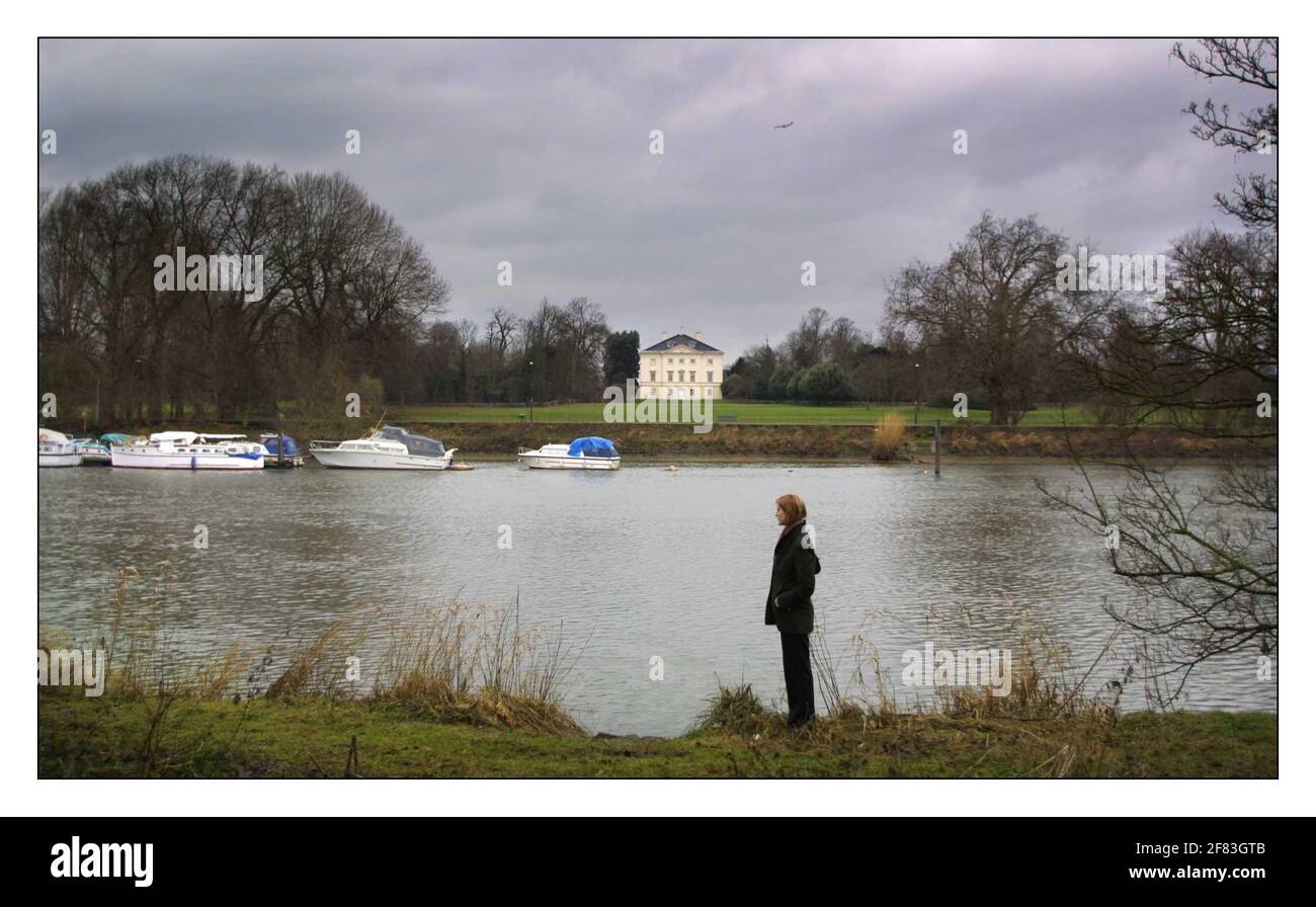 La vista dal fiume Tamigi a Marble Hill House può ancora una volta essere apperata dal pubblico in seguito alla removali di alberi e scrub dal alzaia. L'opera, che ha riaperto questa vista storica, fa parte di Arcadia in the City un progetto della strategia del paesaggio del Tamigi che lavora per ripristinare le viste storiche e i panorami supersviluppati e trascurati.pic David Sandison 21/1/02 Foto Stock