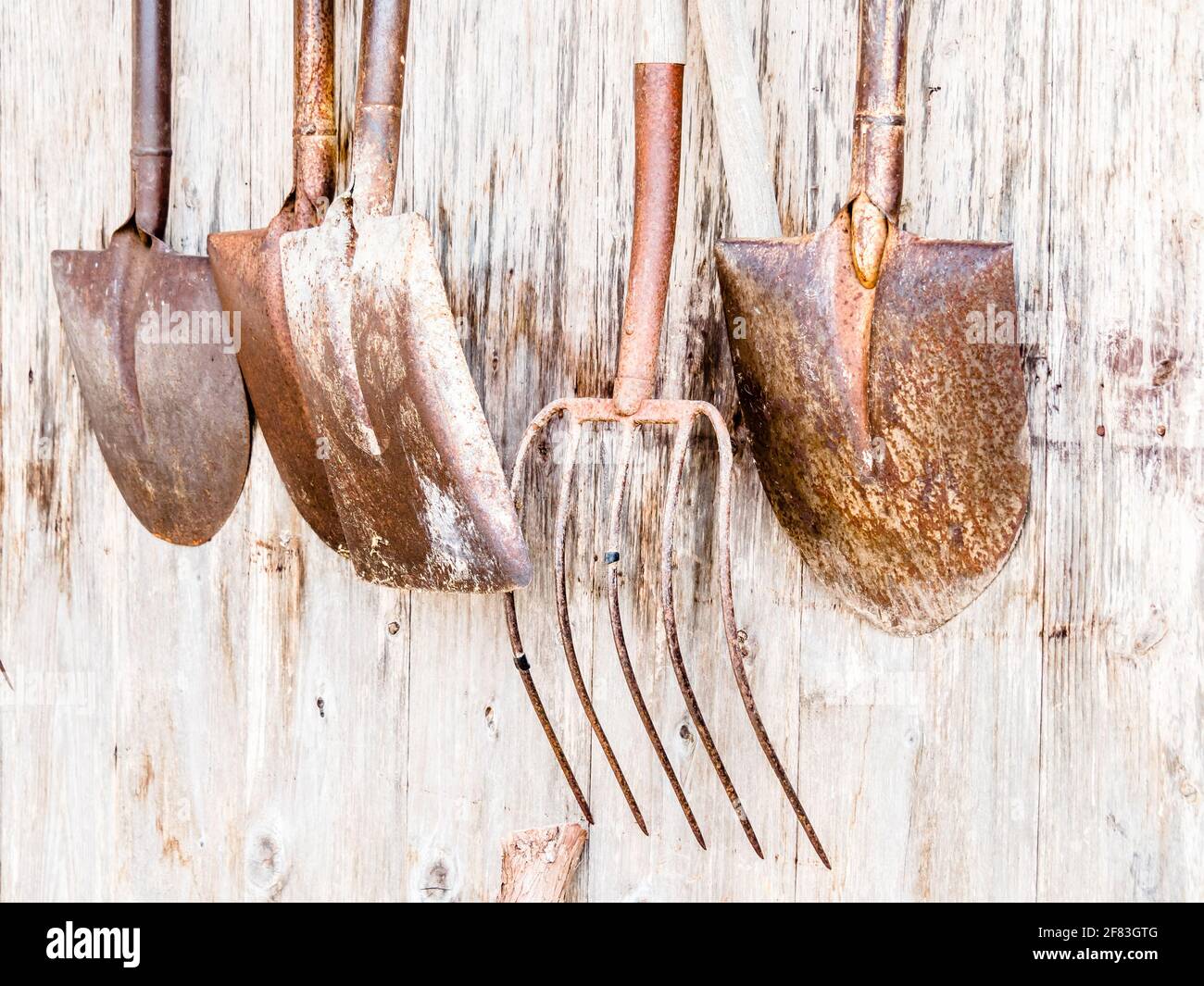 Un primo piano di vecchie pale in una strada giapponese Foto Stock