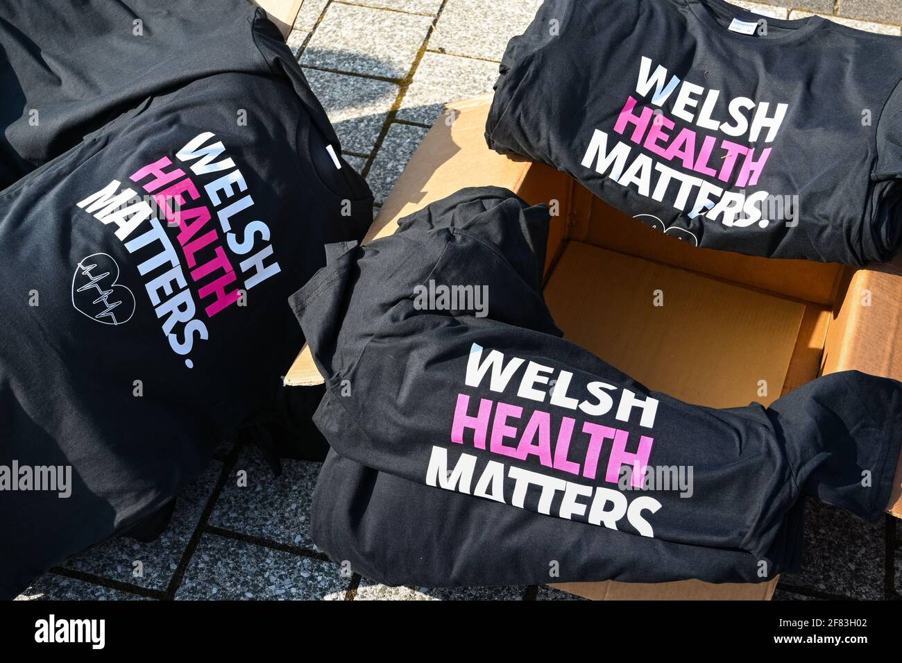 Cardiff, Galles - Aprile 2021: T-shirt stampata con una 'Welsh Health Matters'. Le T-shirt sono state consegnate a persone che protestavano per la chiusura della palestra Foto Stock