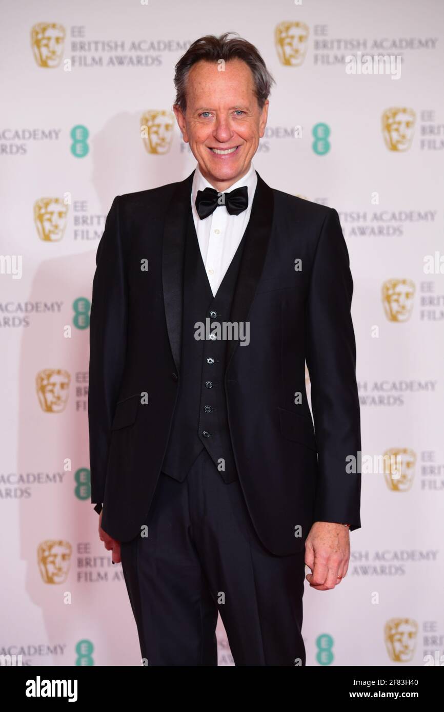 Richard E. Grant arriva per l'EE BAFTA Film Awards alla Royal Albert Hall di Londra. Data immagine: Domenica 11 aprile 2021. Foto Stock