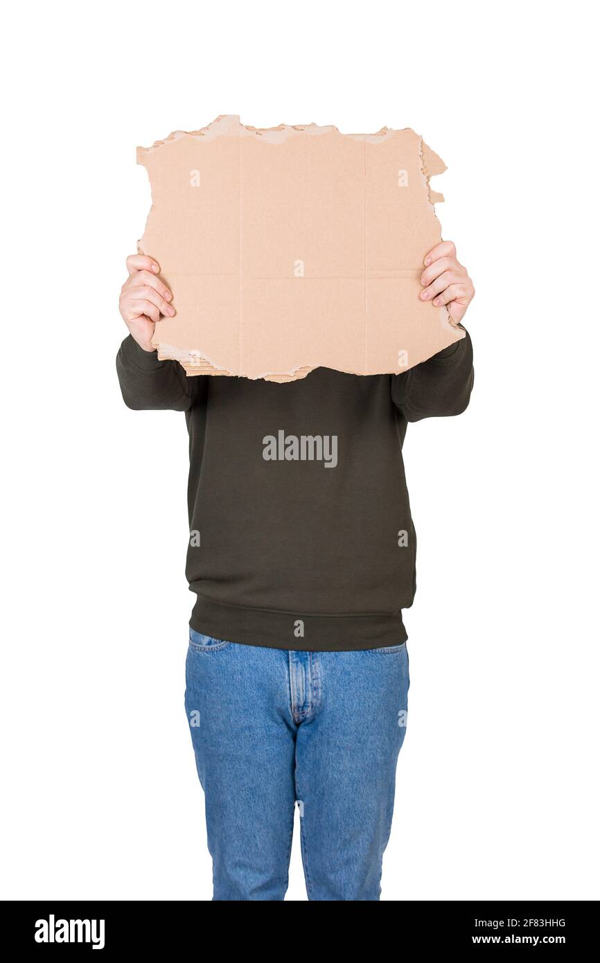L'uomo anonimo copre la sua testa con un foglio di cartone vuoto, spazio di copia per i messaggi. Banner vuoto per la pubblicità. Persona incognito nascosta, isolata o Foto Stock
