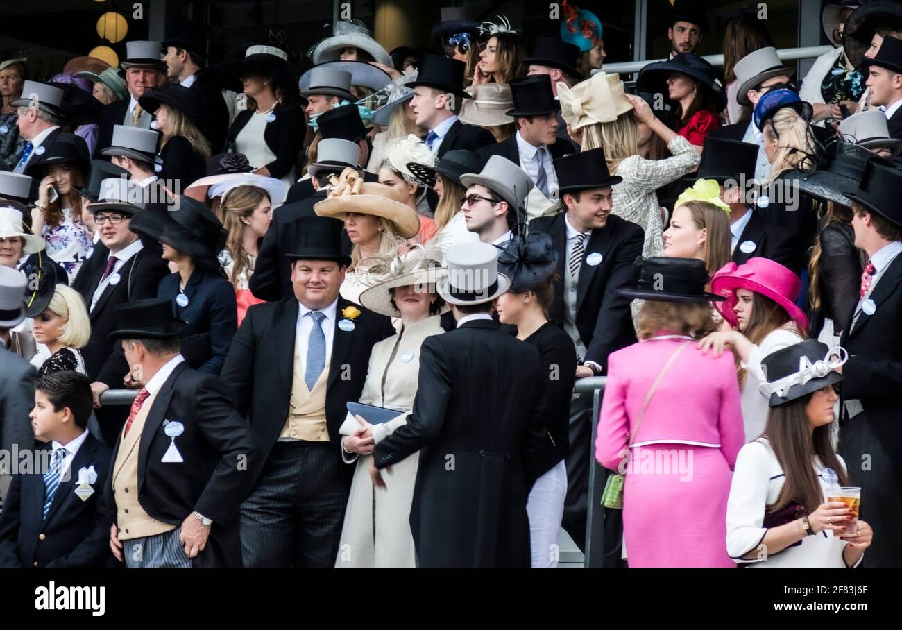 Royal Ascot, top cappelli e code e eleganti camici, godendo le corse di cavalli Foto Stock