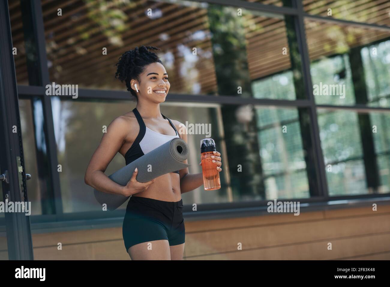 Allenatore fitness, allenamento all'aperto, yoga e pilates in città Foto Stock