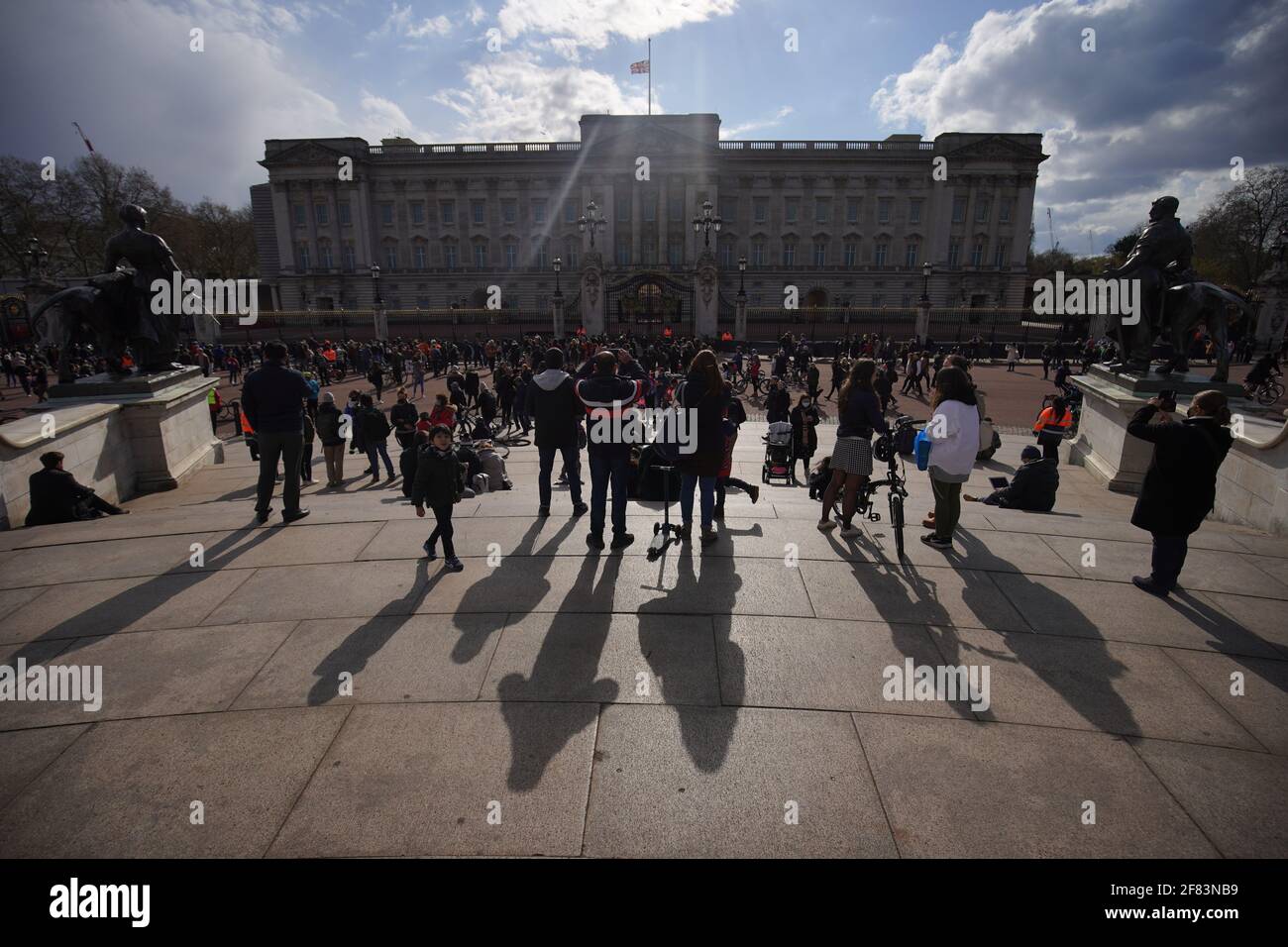 La gente si riunisce fuori Buckingham Palace, Londra, dopo l'annuncio, venerdì 6 aprile, della morte del duca di Edimburgo all'età di 99 anni. Data immagine: Domenica 11 aprile 2021. Foto Stock