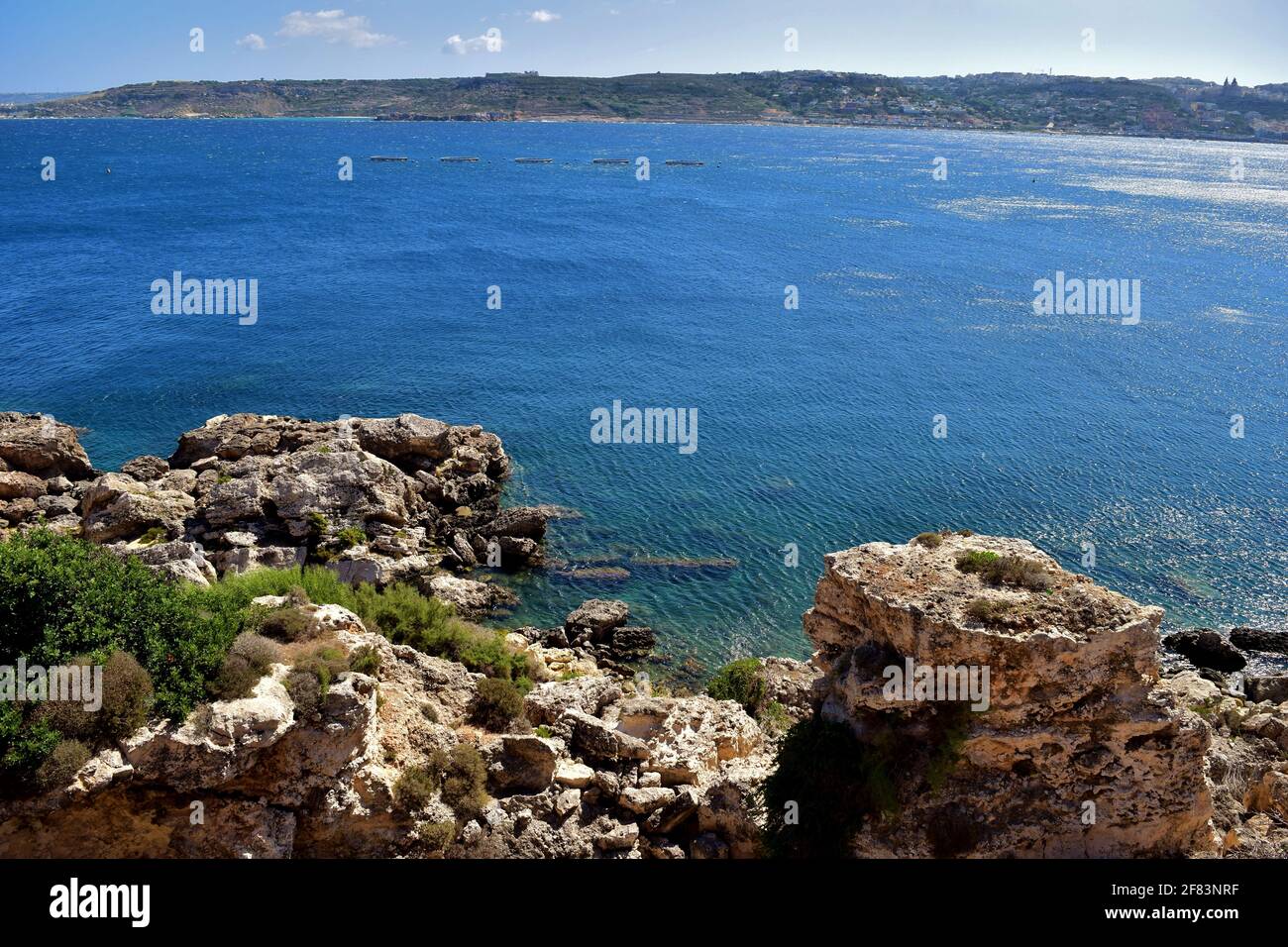 MELLIEHA, MALTA - 21 settembre 2015: Le scogliere e i difetti rocciosi lungo l'Ahrax tal-Mellieha e Ghadira Bay a Malta, in una giornata di sole in estate. Prova o Foto Stock