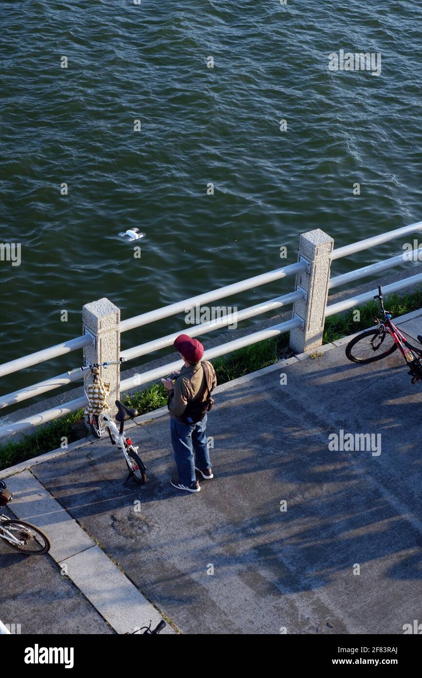 Hong Kong scena di vecchio uomo che vola drone in Tai Po Foto Stock