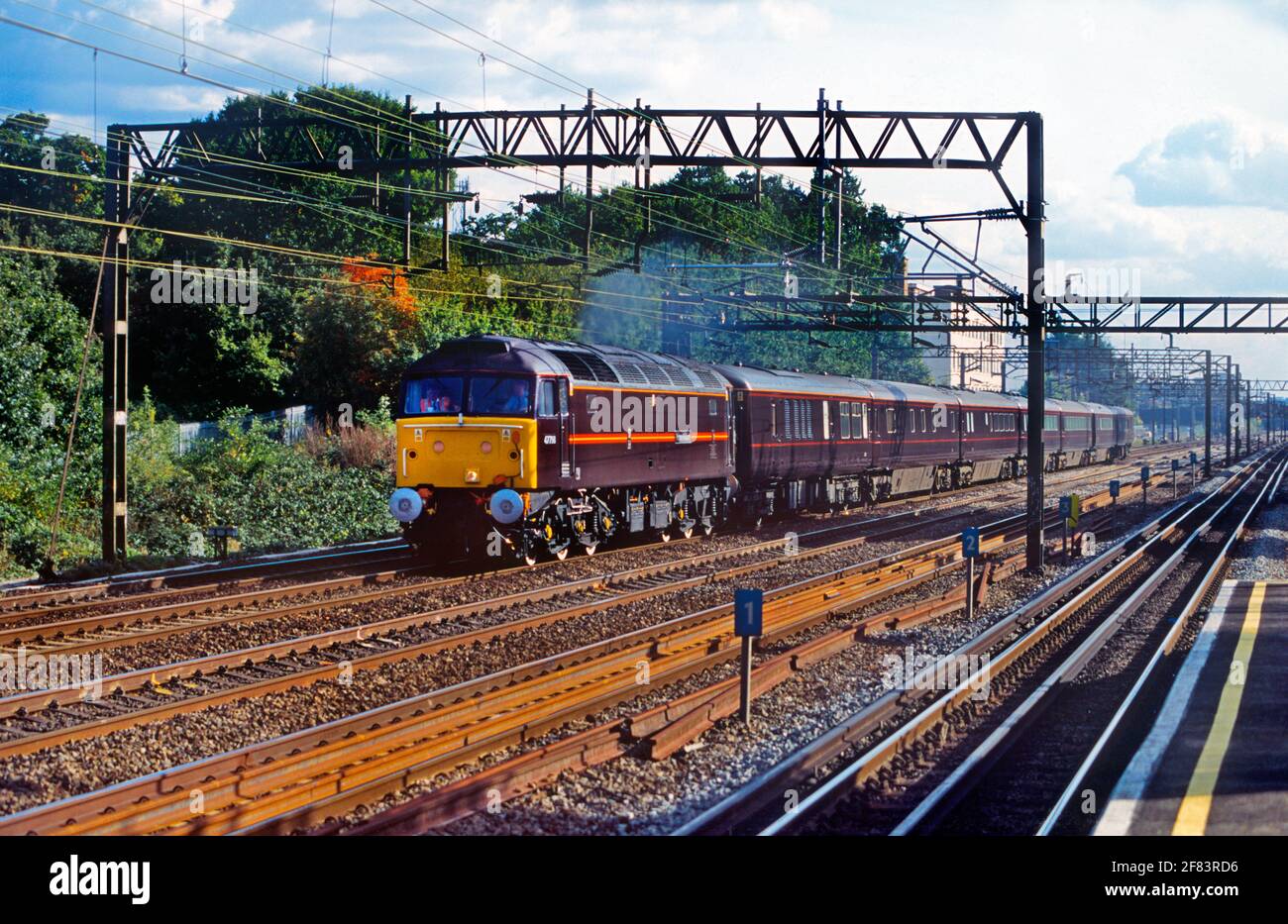 Una locomotiva diesel di classe 47 numero 47798 che trasporta il treno reale dopo il Kentucky meridionale sulla linea principale della costa occidentale. 3 ottobre 2002. Foto Stock