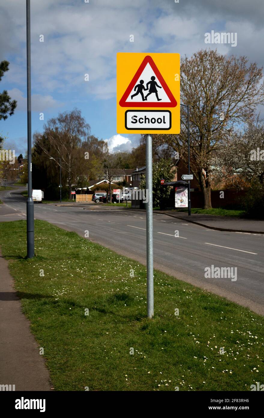 Un segno della strada della scuola, Woodloes Park estate, Warwick, warwickshire, Inghilterra, REGNO UNITO Foto Stock