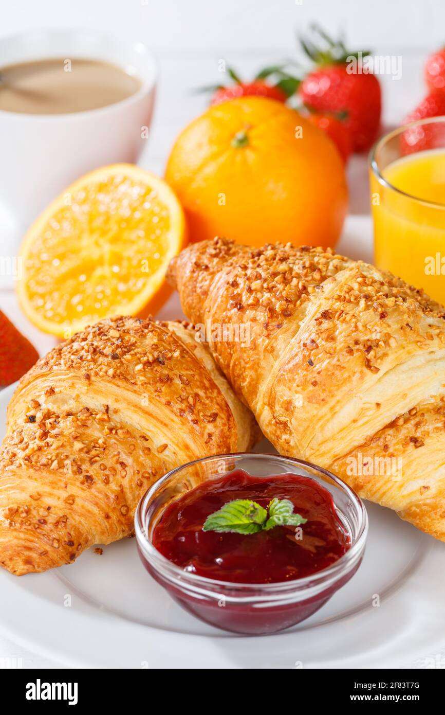 Prima colazione croissant croissant succo d'arancia, caffè, cibo, marmellata a buffet marmellata in formato verticale Foto Stock