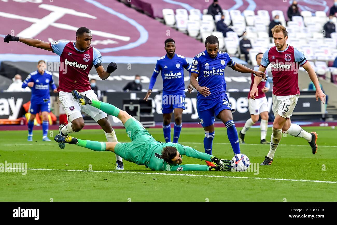 Londra, Regno Unito. 11 Apr 2021. Ricardo Pereira del Leicester City FC prende il pallone intorno a Lukasz Fabianski del West Ham United FC durante la partita della Premier League tra West Ham United e Leicester City allo stadio di Londra, Queen Elizabeth Olympic Park, Londra, Inghilterra, il 11 aprile 2021. Foto di Phil Hutchinson. Solo per uso editoriale, è richiesta una licenza per uso commerciale. Nessun utilizzo nelle scommesse, nei giochi o nelle pubblicazioni di un singolo club/campionato/giocatore. Credit: UK Sports Pics Ltd/Alamy Live News Foto Stock