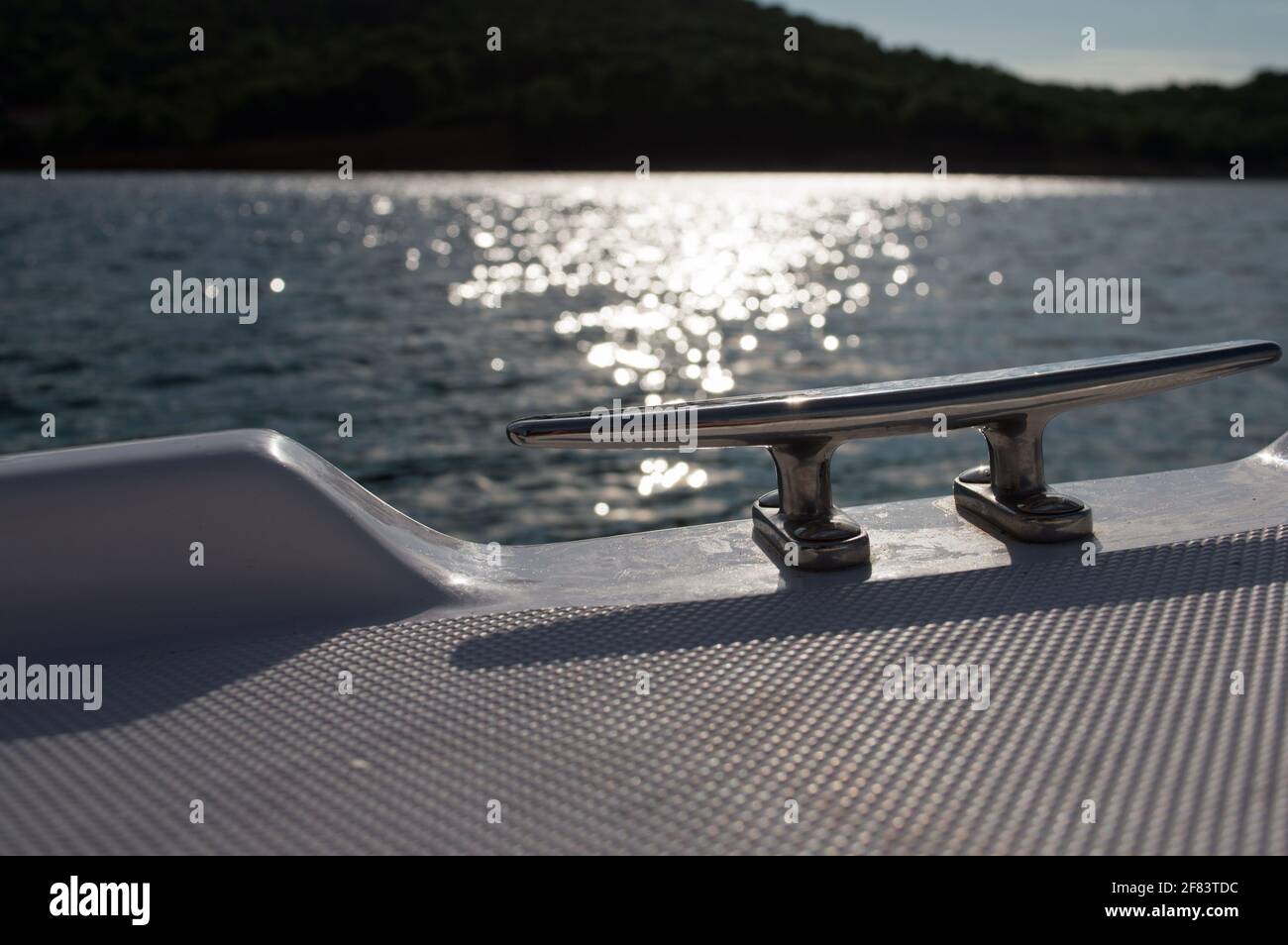 Tassello in acciaio per ormeggio sulla piccola imbarcazione da diporto in plastica, attrezzatura nautica, mare Adriatico, Croazia Foto Stock