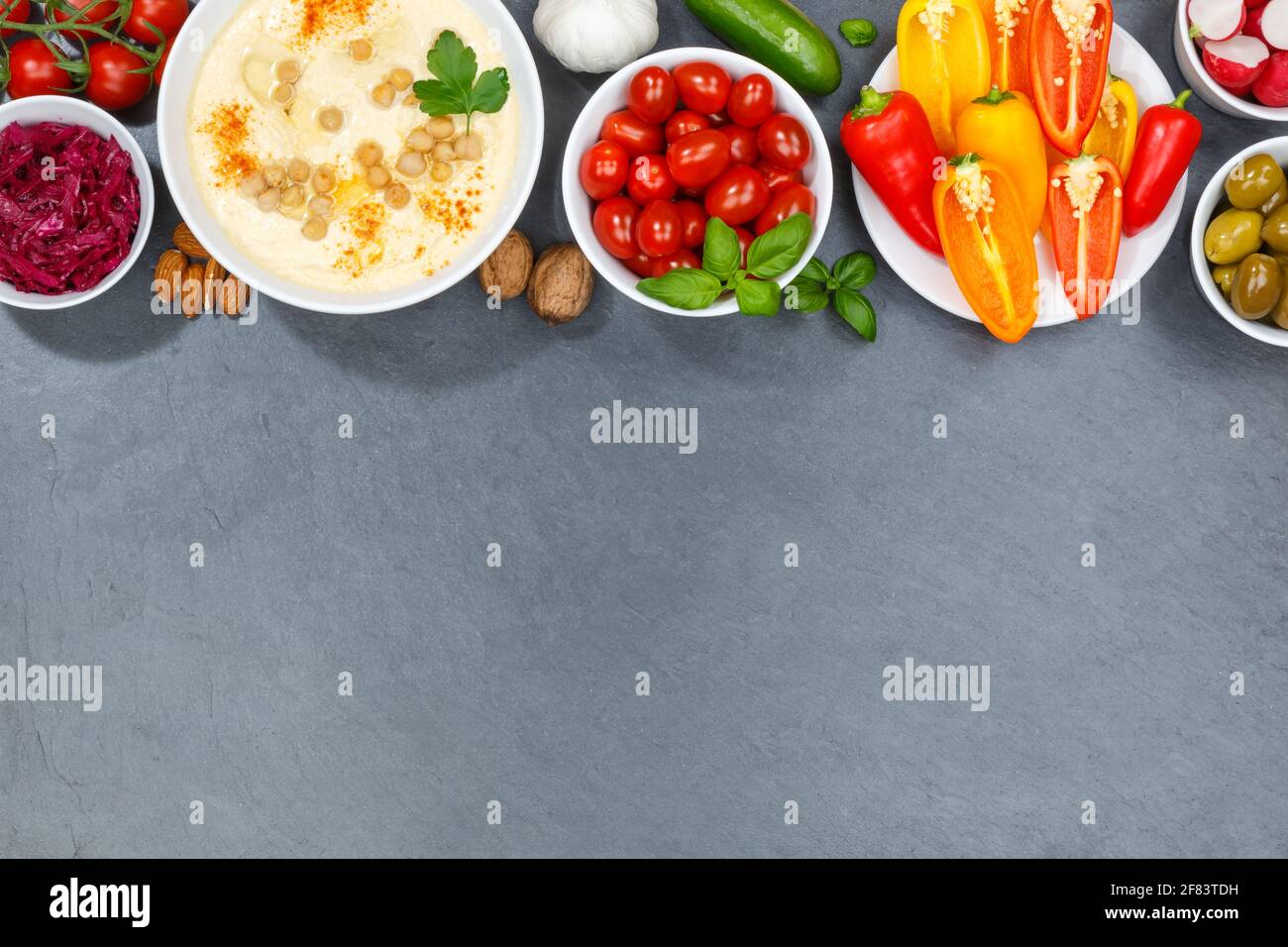 Verdure di fondo vegano sano pulito mangiare cibo organico su un spazio di copia di slate copyspace Foto Stock