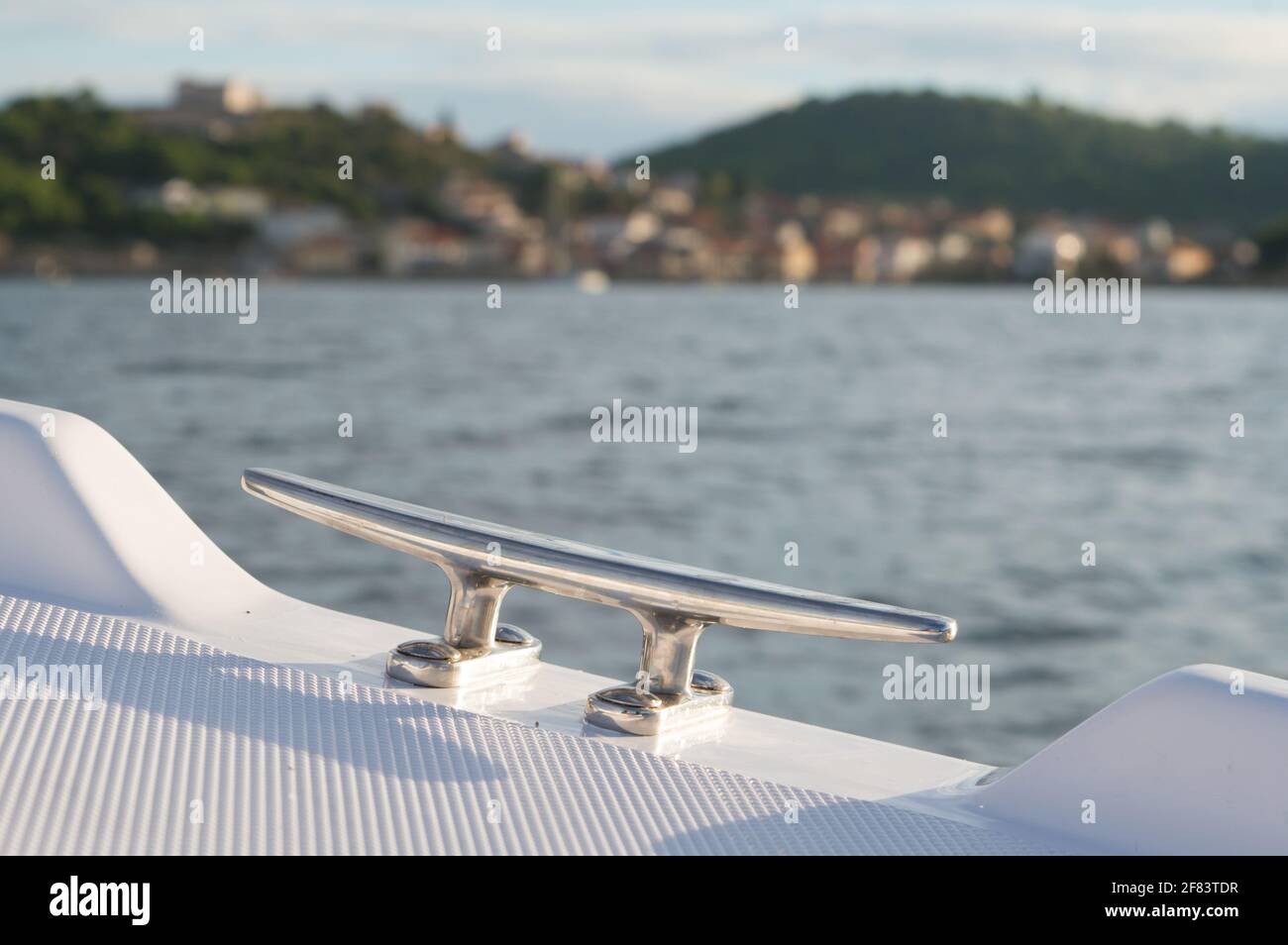Tacchetto per ormeggio in acciaio sulla piccola imbarcazione da diporto in plastica, attrezzature nautiche, Adriatico se, Croazia Foto Stock