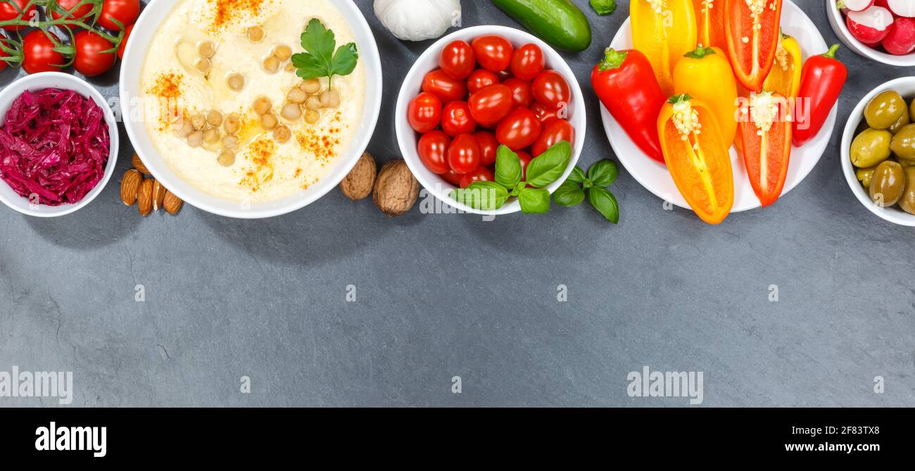 Verdure di fondo vegano sano pulito mangiare cibo organico su un banner copyspace di ardesia Foto Stock