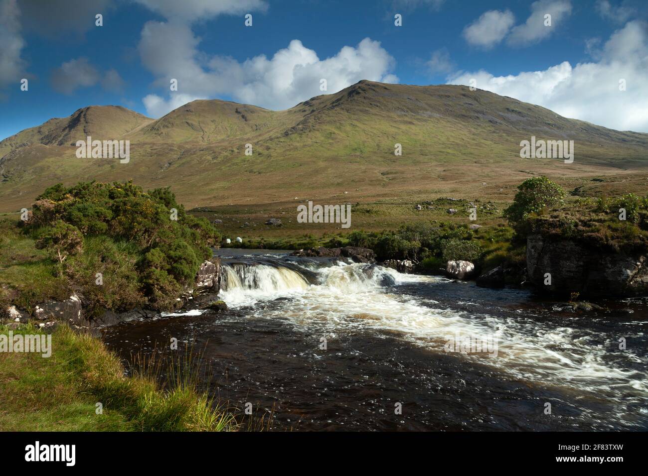 Il fiume Bundorragha e le colline di Sheefry nella valle di Delphi La Wild Atlantic Way a Mayo in Irlanda Foto Stock