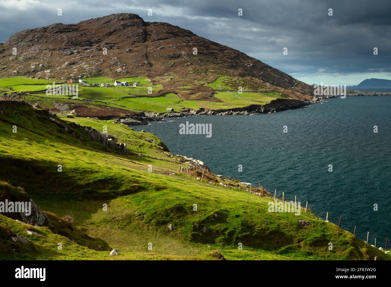 Terreni agricoli costieri e montagne sulla penisola di Beara sul Wild Atlantic Way a West Cork in Irlanda Foto Stock