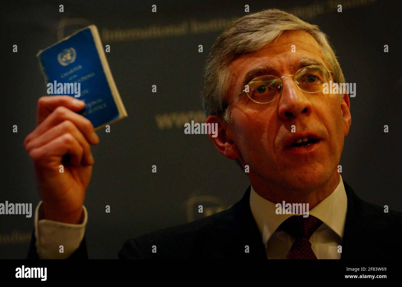 JACK PAGLIA CHE PARLA ALL'IISS, ONDEGGIA IL LIBRETTO DI CARTA DELL'ONU.11/2/03 PILSTON Foto Stock