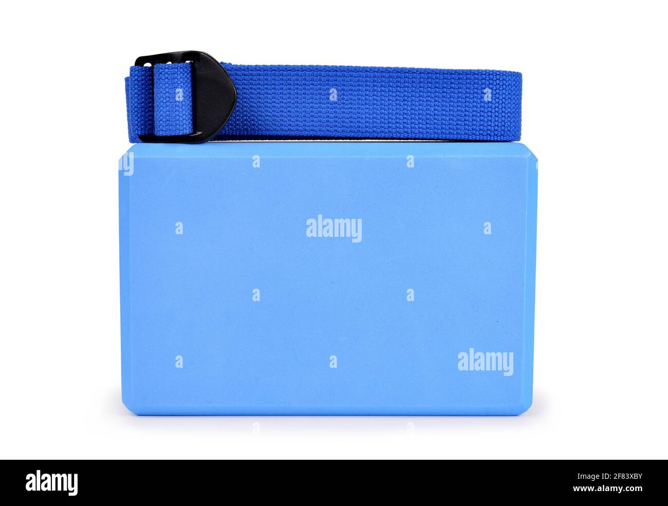Blocco yoga e cintura isolati su sfondo bianco. Foto Stock