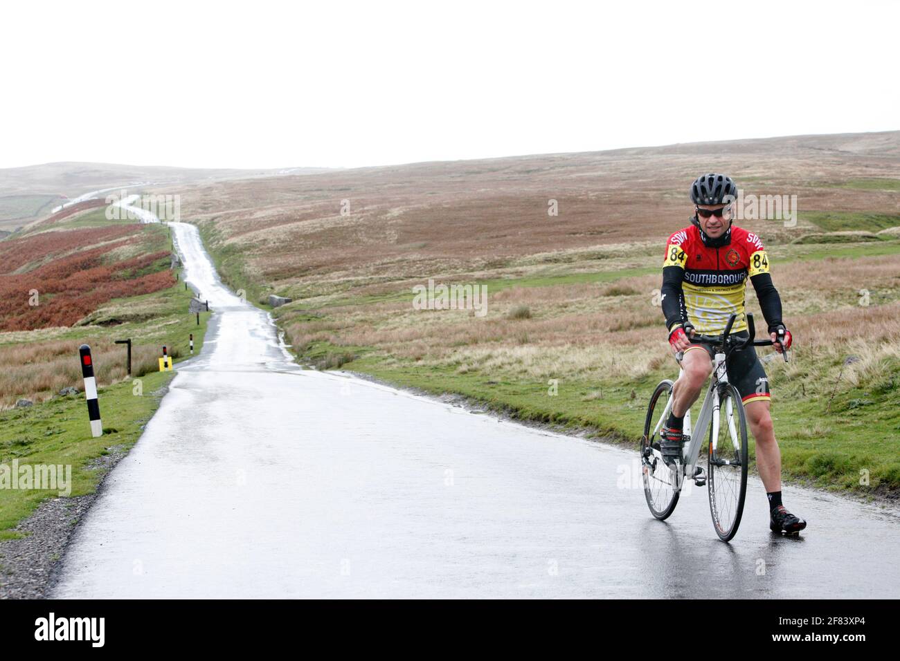 Keith Henderson corre nei campionati nazionali di arrampicata su collina, Yorkshire Dales, Regno Unito. Foto Stock