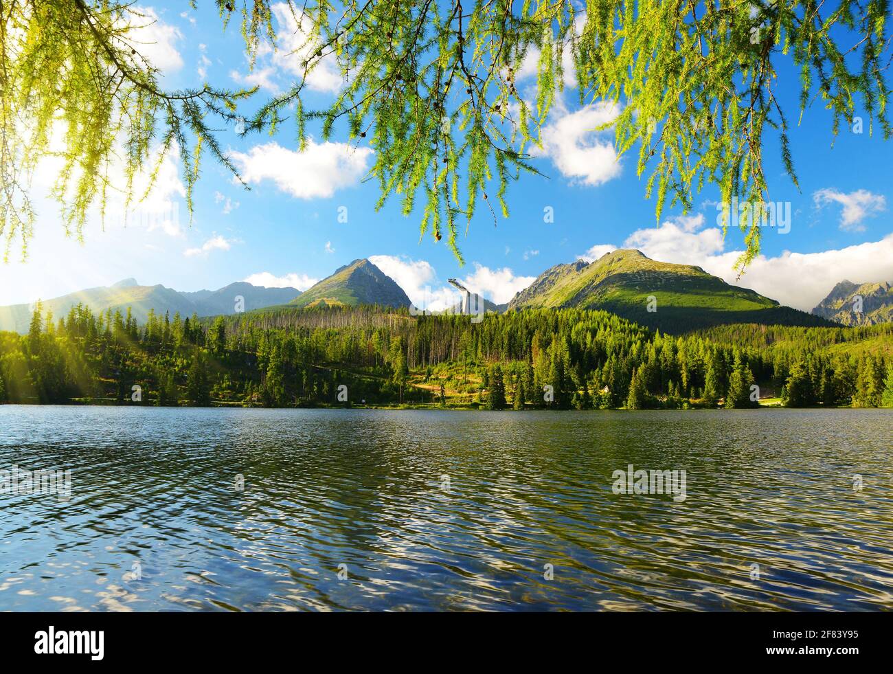 Lago di montagna il villaggio di Strbske Pleso nel Parco nazionale dei Tatra, Slovacchia, Europa Foto Stock